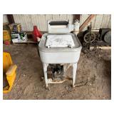 Maytag Ringer Washer w/Maytag Kick Start Engine