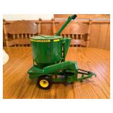ERTL John Deere Feed Grinder 1/16 Die Cast Metal