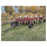 IH 770 5 Bottom Pull Type Plow,
