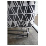 gray &  white area rug - 7ï¿½x10ï¿½