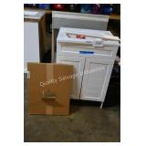 24ï¿½ vanity w top (left side damage) w mirror