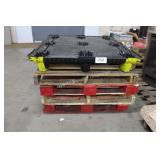 4ct wooden pallet & 1 plastic pallet
