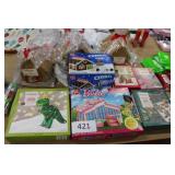 9ct asst gingerbread house kits 4/25