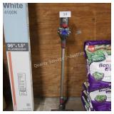 dyson v8 cordless vac - works - no charger