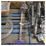 dyson v8 cordless vac - works - no charger