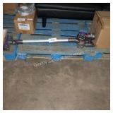 dyson v7 cordless vac -works - no charger