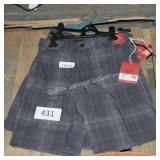 2-sz 32 shorts