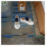 ladies pom pom shoes sz 11