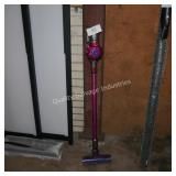 dyson v7 cordless vac - works- no charger