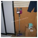 dyson v8 cordless vac - works - no charger