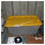 40g clear tote w lid (missing wheels)