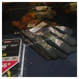 sz lg mossy oak gloves (display)