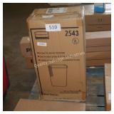 6-28qt rubbermaid trashcan