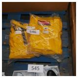 2 rubbermaid bags