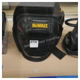 dewalt knee pads (display)