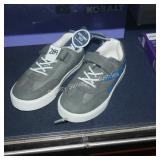 osh kosh sz 11 shoes (display)
