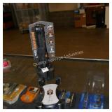 claw grip phone holder (display)