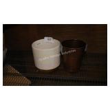2 flower pots