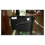 rubbermaid tote w/ handle (display)
