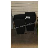 2 flower pots