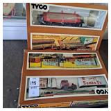 Tyco piggyback flat car ,log dump car set