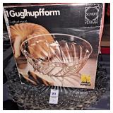 Guglhupfgoam mould,glass serving platter