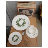 Holly dinnerware set