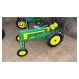 Ertl 1:16 scale John Deere 520 toy tractor