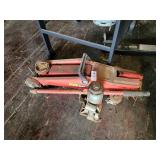 2 Hydraulic jacks