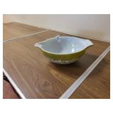 Pyrex bowl  crazy daisy spring Blossom 4Qt.