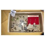 Assorted vintage earrings 17 pairs