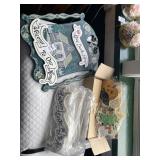 Interchangeable holiday wall decor