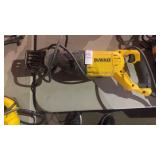DeWalt DWE305 reciprocating saw
