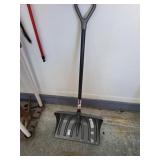 Snow shovel