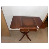 Vintage wooden drop leaf side table - 27.5 x 26 x