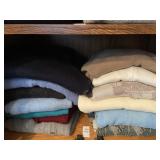 Menï¿½s sweaters - variety mostly large / shelf lot
