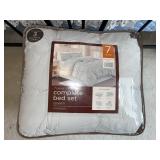 Queen comforter set with decorative pillows