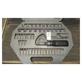 Ratcheting bit and socket set