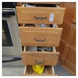 4 drawers of assorted kitchen accessories,
