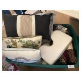 Tote of decorative pillows