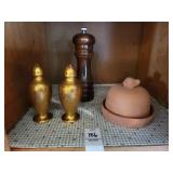 Garlic cly pot & salt and pepper