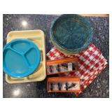 10 Picnic food trays, 5 plastic divided plates,