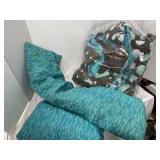 Twin size comforter and decorative pillows