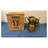 Carbide minerï¿½s  lamp