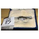 White gold & diamond ? solitaire ring w/ crack in