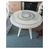 33in. Round Wicker table