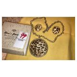 Vintage leopard faux fur necklace & clip earrings
