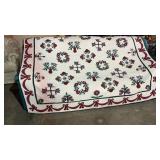 Hand appliquï¿½ quilt 80 in x 80 in