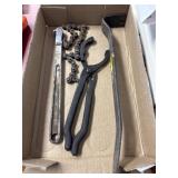 Oil wrench and pry bar