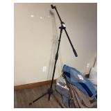 Adjusting swivel microphone stand